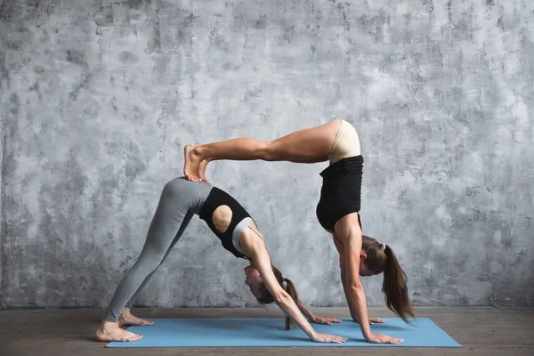 Pareja Practicando Yoga Juntos Dos Mujeres Están Haciendo Ejercicios Interiores — Foto de Stock