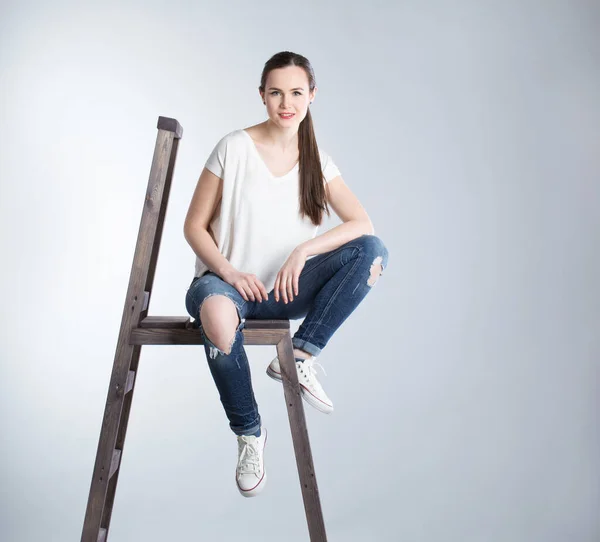 Retrato Uma Bela Mulher Sorridente Elegante Adolescente Jeans Vestindo Com — Fotografia de Stock