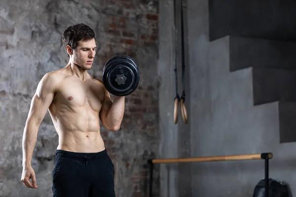 Starker Athletischer Mann Mit Hanteln Auf Dunklem Grunge Hintergrund Studioaufnahme — Stockfoto