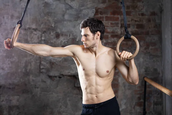 Fitness Homem Musculado Estúdio Posando Com Anéis Ginástica Contra Velho — Fotografia de Stock