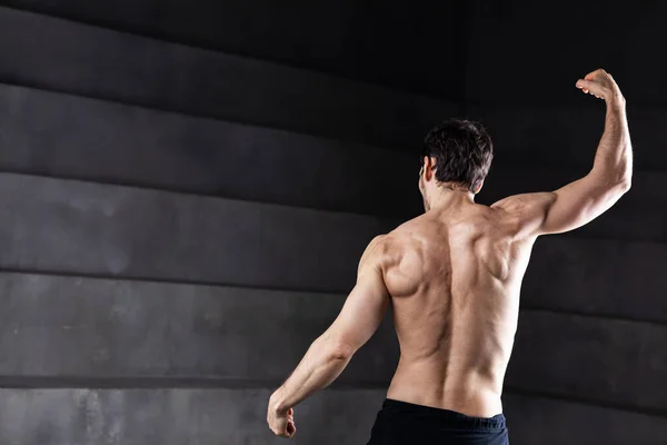 Hombres Atléticos Fuertes Vuelta Fondo Oscuro Captura Estudio —  Fotos de Stock