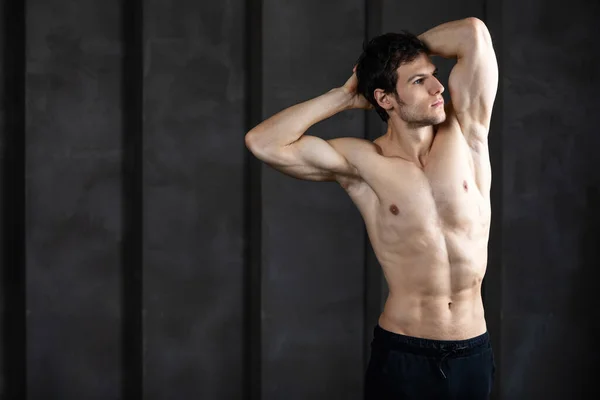 Porträt Eines Athletischen Mannes Ohne Hemd Vor Dunklem Hintergrund Studioaufnahme — Stockfoto