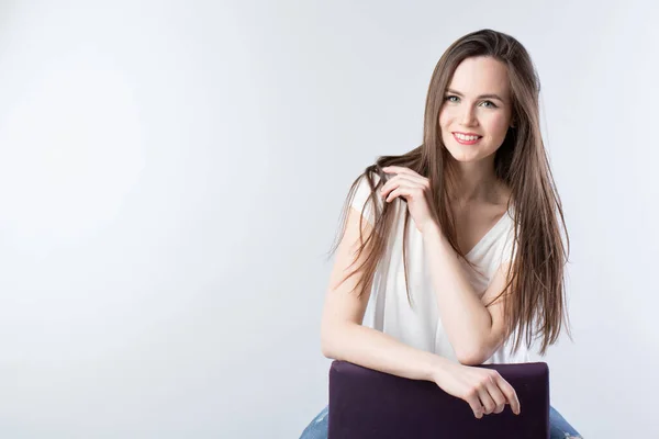 Retrato Uma Menina Bonito Com Sorriso Natural Aberto Cabelos Longos — Fotografia de Stock