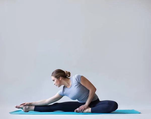 Hermosa Mujer Ropa Deportiva Una Esterilla Yoga Hace Ejercicios Estiramiento —  Fotos de Stock