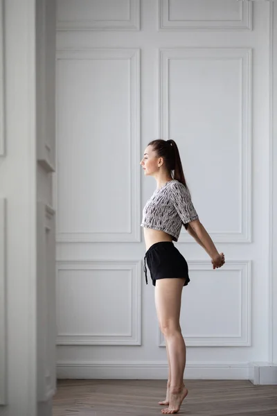 Hermosa Chica Haciendo Ejercicios Mañana Cerca Ventana Posando Mujer Casa —  Fotos de Stock