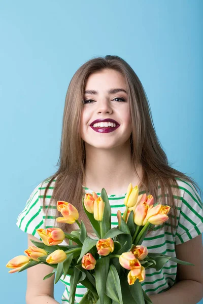 Portret Kobiety Studia Cute Naturalne Uśmiechnięta Dziewczyna Bukietem Tulipanów Niebieskim — Zdjęcie stockowe
