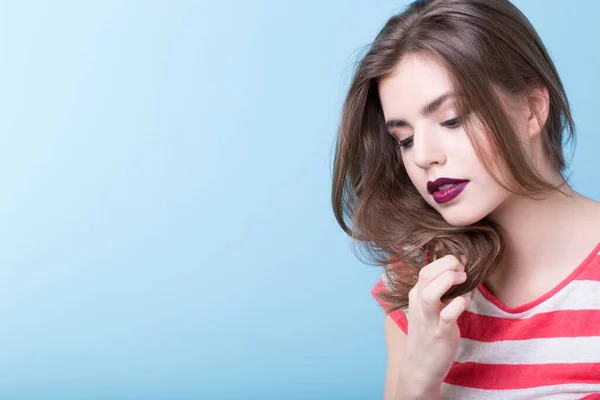 Retrato Mulher Sensual Menina Bonito Uma Camiseta Listrada Fundo Azul — Fotografia de Stock