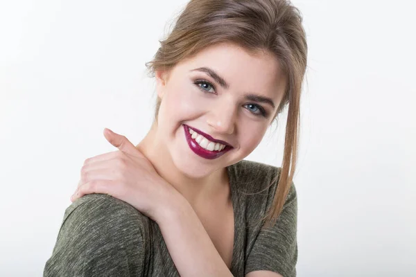 Mooie Lachende Vrouw Met Natuurlijke Make Witte Tanden Bordeaux Lippenstift — Stockfoto