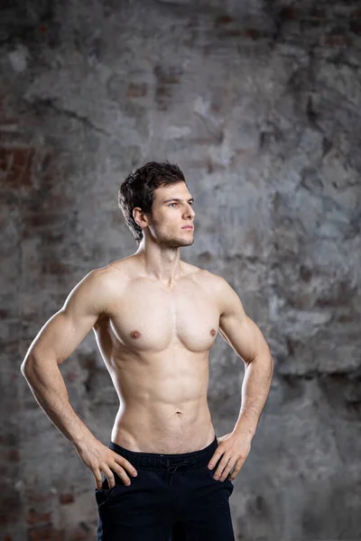 Retrato Tipo Musculoso Posar Num Estúdio Esporte Musculação Conceito — Fotografia de Stock