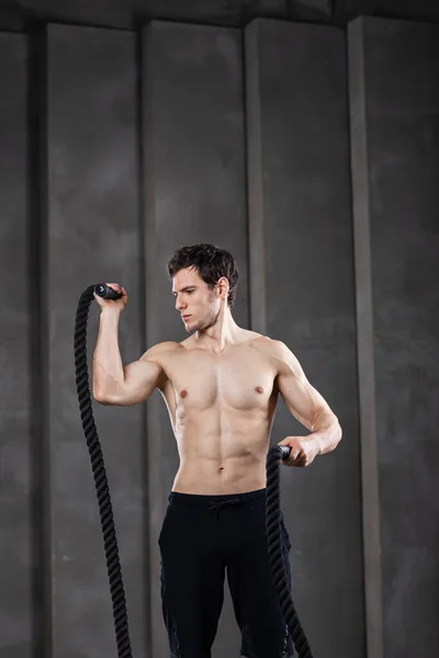 Homem Poderoso Musculoso Treinar Com Corda Fisiculturista Estúdio Escuro — Fotografia de Stock