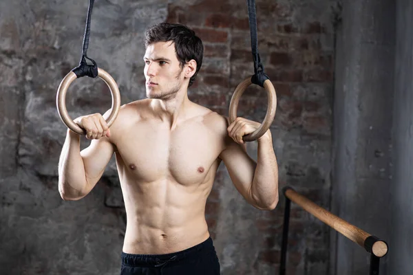 Hombre Deportivo Guapo Buena Forma Con Anillos Gimnásticos Fondo Una —  Fotos de Stock