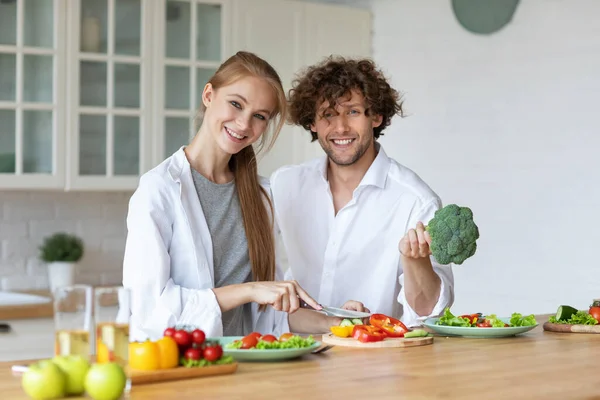 Buona Giovane Coppia Divertono Cucina Mentre Preparano Verdure Fresche Cibo — Foto Stock