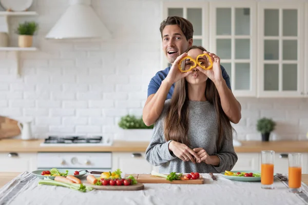 Sorridente Coppia Felice Sulla Cucina Cucinare Divertendosi Coprire Gli Occhi — Foto Stock