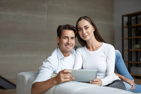 Familia Joven Feliz Usando Tableta Digital Juntos Sofá Casa — Foto de Stock