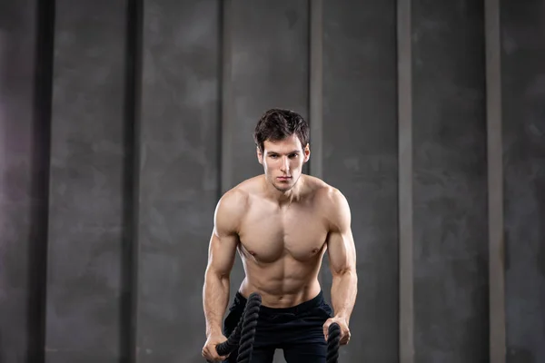 Musculoso Poderoso Hombre Entrenando Con Cuerda Culturista Estudio Oscuro — Foto de Stock