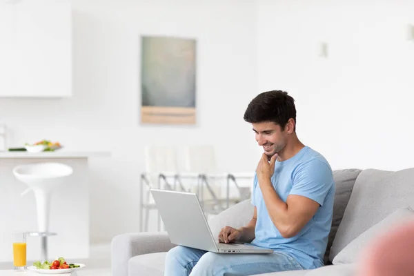 Young Man Laptop His Living Room Freelancer Working Home — Stock Photo, Image