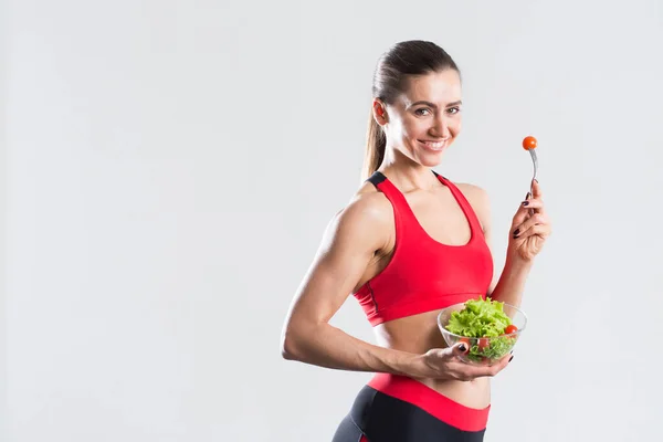 Όμορφη Αθλητική Γυναίκα Κρατώντας Μια Σαλάτα Λαχανικών Γκρι Φόντο Μείνε — Φωτογραφία Αρχείου