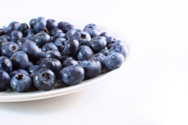 Beyaz arka plan üzerinde izole yaban mersini yakın çekim ile plaka