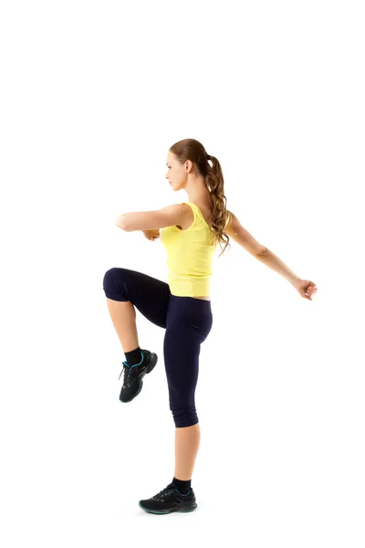 Joven mujer hermosa posando en un traje de gimnasio. aislado sobre fondo blanco — Foto de Stock