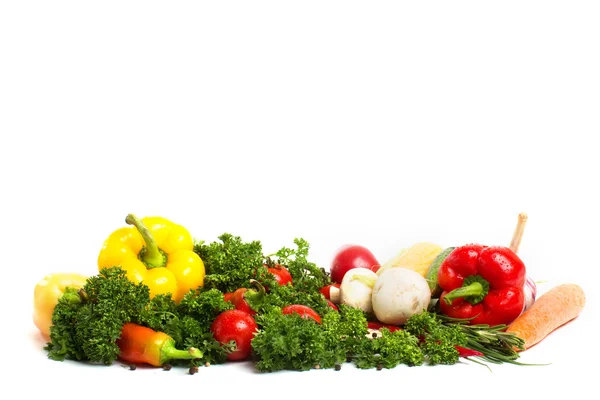 Motif décoratif de légumes frais sur fond blanc — Photo