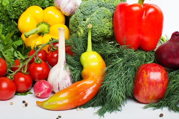 Fresh vegetables with leaves isolated on white background — Stock Photo, Image