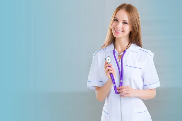 Femme médicale souriante médecin à l'hôpital — Photo