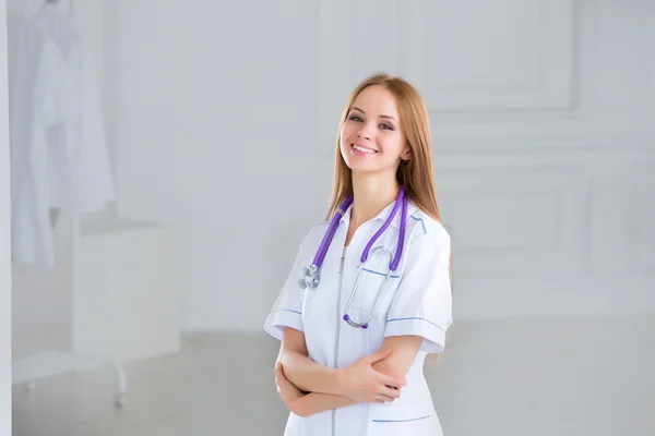 Lachende vrouw medische arts in het ziekenhuis — Stockfoto