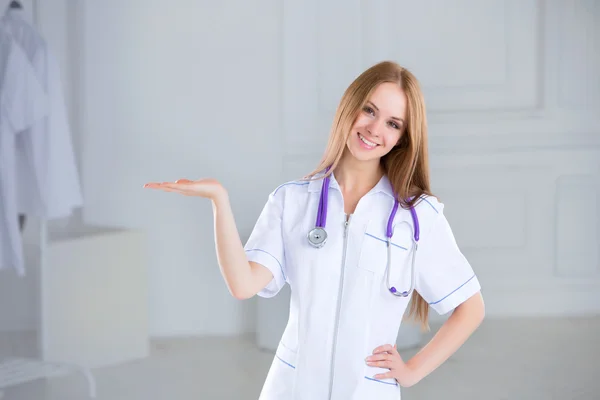 Lachende vrouw medische arts in het ziekenhuis — Stockfoto