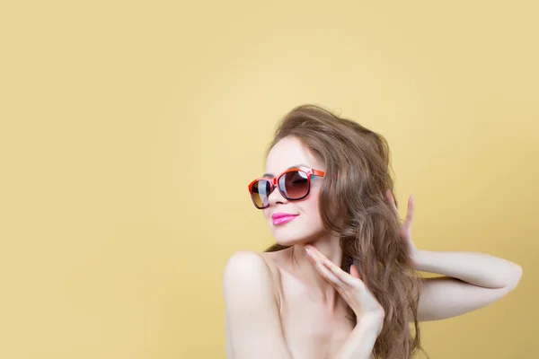 Portrait of a pretty enthusiastic woman in sunglasses — Stock Photo, Image