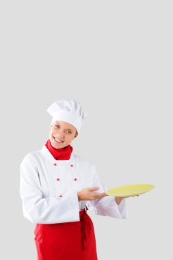 Bir plaka tutarak üniformalı kadın Şef 