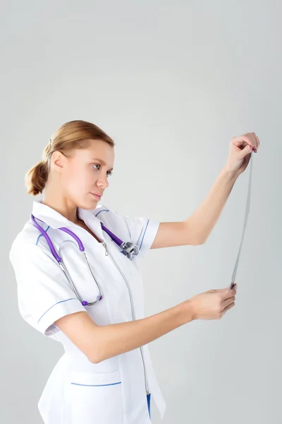 Médecin féminin regardant une radiographie du patient — Photo