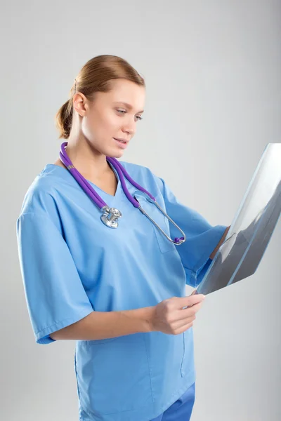 Female doctor looking at an x-ray of the patient — Stock Photo, Image