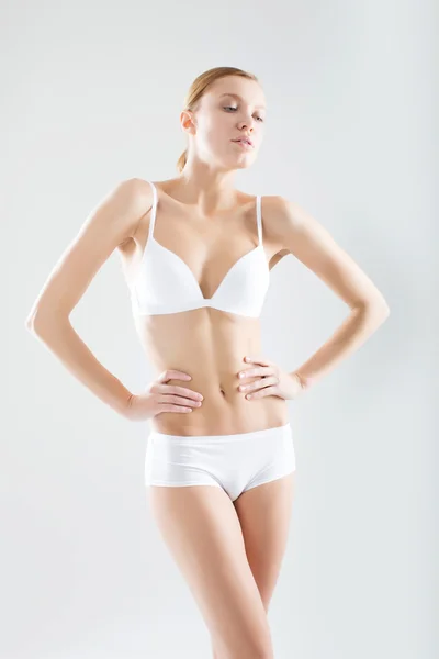 Junge Frau mit schönem schlanken perfekten Körper im Bikini isoliert — Stockfoto