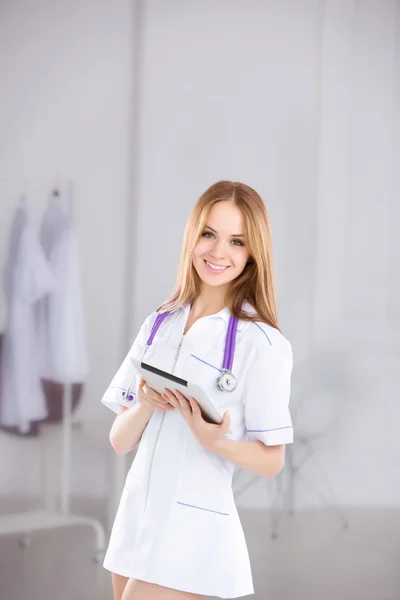 Красивая женщина врач с электронным планшетом — стоковое фото