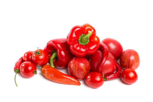 декоративный узор из свежих овощей на белом фоне
