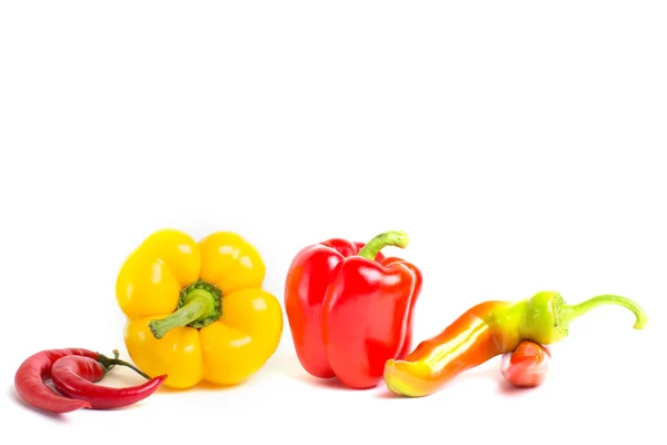 Peperoni rossi e gialli e peperoncino primo piano — Foto Stock