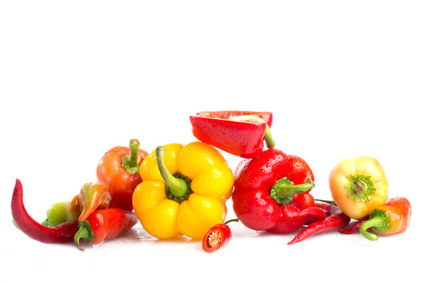 много различных свежих перцев
