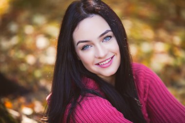 parkta güzel bir genç kız portresi