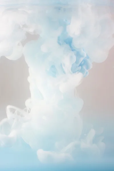 Bläck virvlande i vatten, moln av bläck i vatten isolerade på vitt. abstrakt banner färger. — Stockfoto