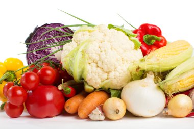 Beyaz bir arka plan üzerinde izole sebze