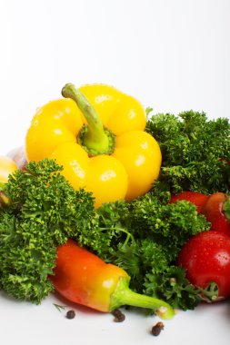 dekoratif desen beyaz zemin üzerine taze sebze