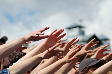 Yana doğru havaya ulaşan daha fazla umutsuz el