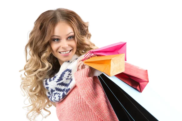 Retrato de mulher jovem segurar presente. Sorrindo menina feliz no fundo branco . — Fotografia de Stock