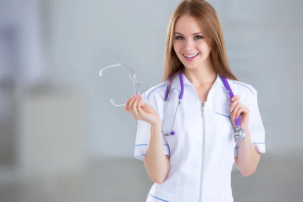 Lachende vrouw medische arts in het ziekenhuis — Stockfoto