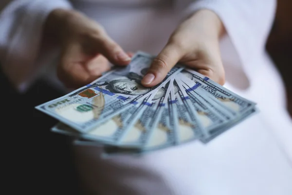 Dłonie kobiety trzymające pieniądze — Zdjęcie stockowe