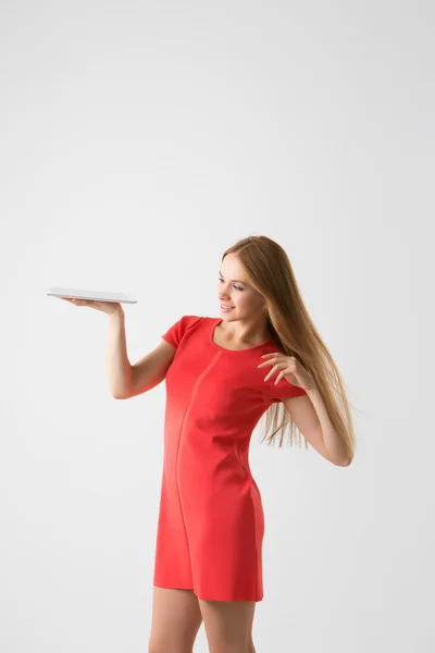 Ganador mujer emocionada celebración tableta pc aislado sobre fondo blanco . —  Fotos de Stock