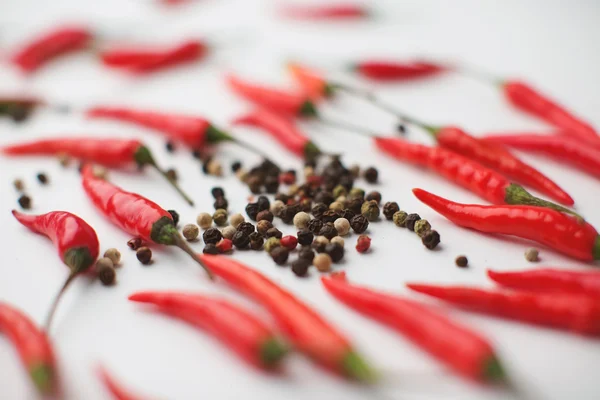 Peperoni colorati Mescolare con peperoncino rosso. Spezie di pepe — Foto Stock