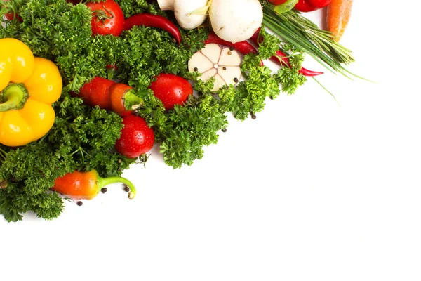 Légumes frais avec des feuilles isolées sur fond blanc — Photo