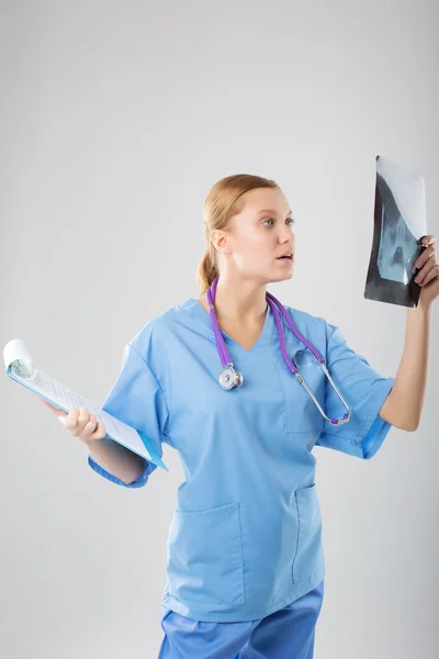 Female doctor looking at an x-ray of the patient — Stock Photo, Image