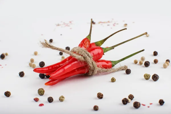 Peperoni colorati Mescolare con peperoncino rosso. Spezie di pepe — Foto Stock